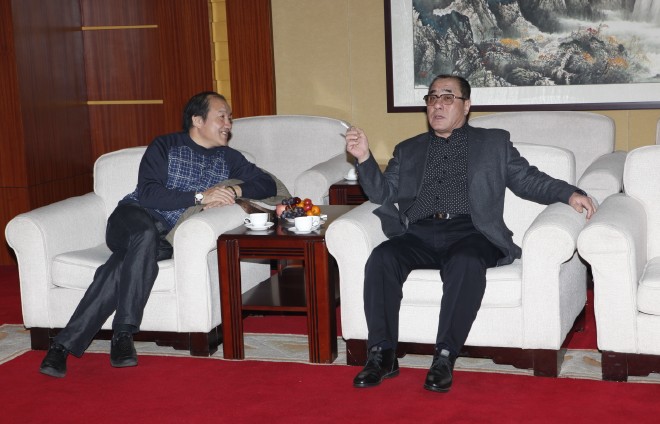 公司董事長趙鐵利與中裝協(xié)會副秘書長黃白研討中