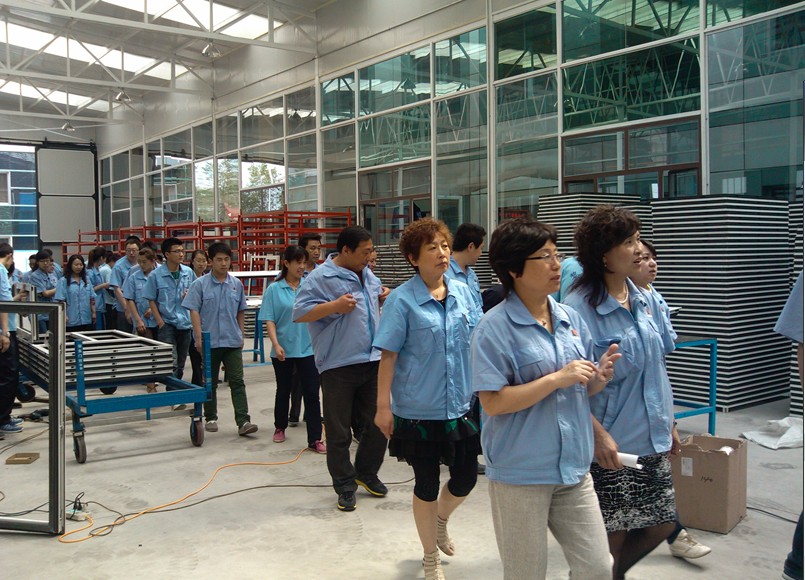 常部長帶領(lǐng)部門員工參觀廠區(qū)