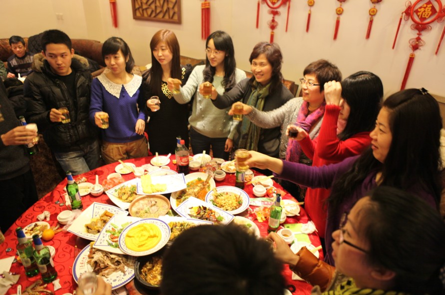 部門員工集體給領(lǐng)導敬酒