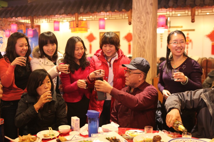 綜合管理部員工向趙董事長敬酒