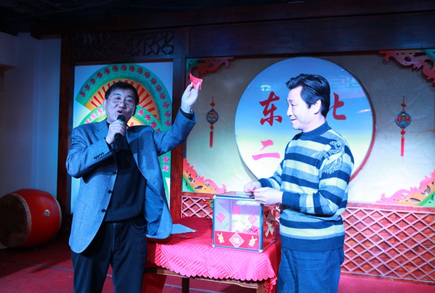 公司梁總上臺為員工抽獎