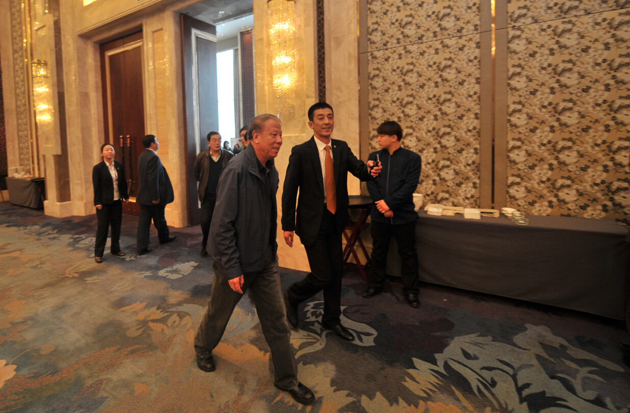 省市領(lǐng)導(dǎo)嘉賓步入會(huì)場(chǎng)