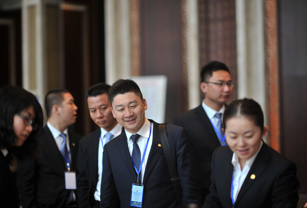 公司員工進(jìn)行會(huì)前準(zhǔn)備工作